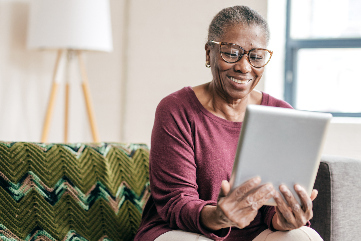 Retired woman looking for part-time jobs for seniors on her laptop.